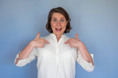 Şok olmuş bir ifadeyle kendini gösteren heyecanlı kadın, şaşırmış hissediyor.