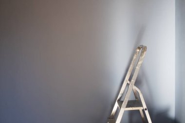 Merdiven ve beyaz duvarla ev geliştirme