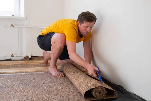 Instalação de camada inferior no momento da preparação para piso de parquet de madeira — Fotografia de Stock