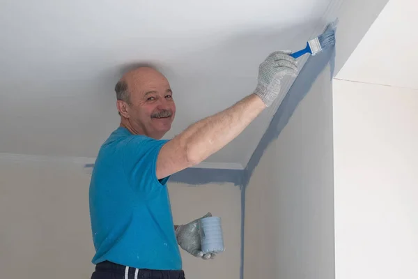 Paredes de pintura del trabajador con un pincel durante la renovación plana — Foto de Stock