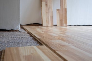 Döşeme işi sırasında parke döşeme tahtası kuruluyor