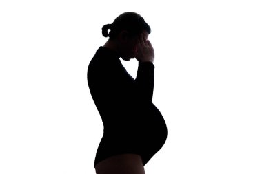 Başı ağrıyan hamile bir kadın. Hamilelik beklentisi kavramı.