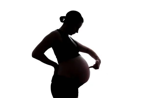 Schwangere Kaukasierin berührt ihren Bauch. Warten auf Baby — Stockfoto