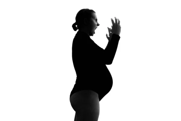 Uma jovem grávida zangada a gritar. Vista silhueta — Fotografia de Stock