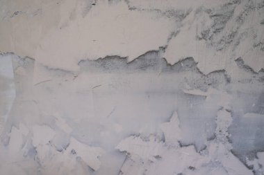 Taş duvarın içi ve gri beton zemin.