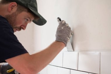 Kafkasyalı adam duvardaki çatlakları kapatmak için alçı yapıştırdı..