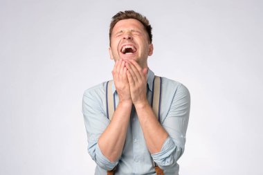 Genç beyaz adam komik şakalara gülüyor..