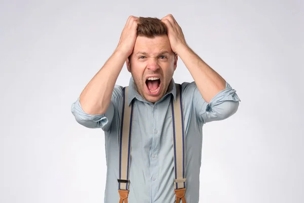 Shocked caucásico hombre gritando tirando de su pelo. — Foto de Stock