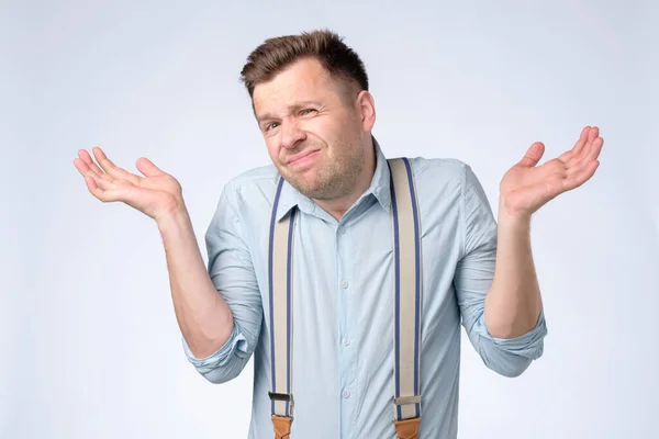 Clueless man shrugging with shoulders having no idea what to do — Stock Photo, Image