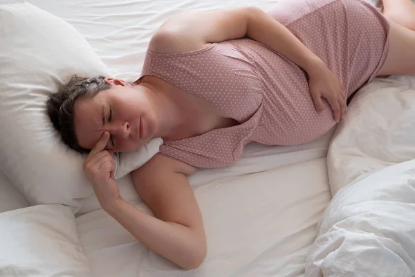 Wanita hamil yang khawatir di tempat tidur menderita insomnia — Stok Foto