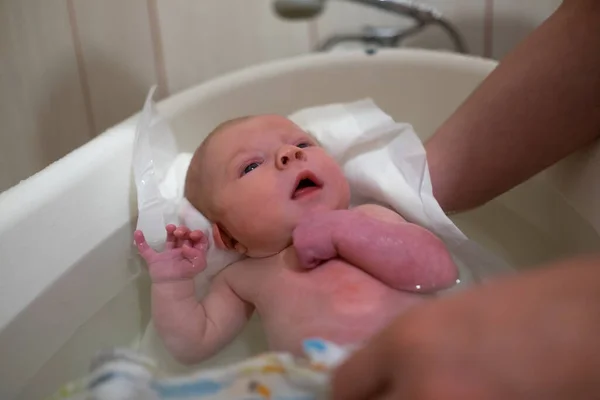 新生女婴在家第一次洗澡. — 图库照片