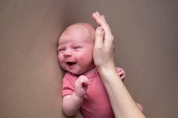 Menina do bebê posando para seu primeiro retrato sorrindo. — Fotografia de Stock