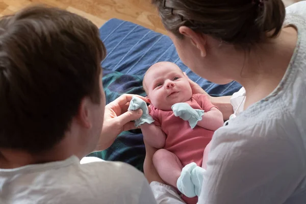 Pais felizes segurando sua menina recém-nascida — Fotografia de Stock