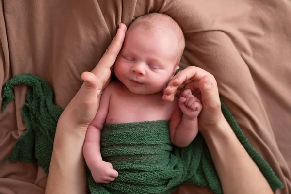 Baby meisje poseren voor haar eerste portret glimlachen. — Stockfoto