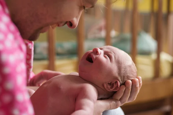 Jonge vader en pasgeboren meisje brengen tijd samen door — Stockfoto