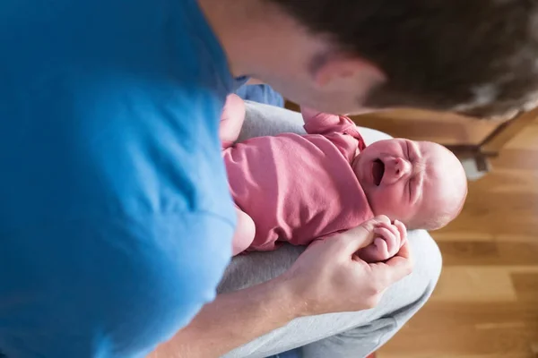 Poco llorando bebé recién nacido caucásico que sufre de dolor de cólicos —  Fotos de Stock