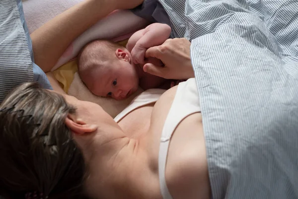 Bebek annesiyle yatakta yatıyor.. — Stok fotoğraf