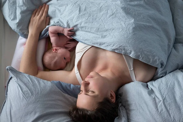 Baby sleeping together with her mother in bed. — Stock Photo, Image