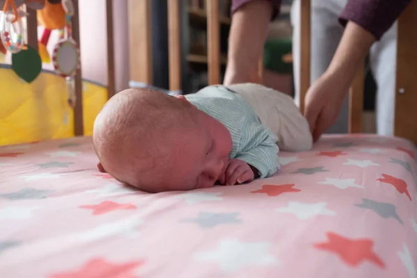 Newborn baby study to crawl on bed — Stock Photo, Image