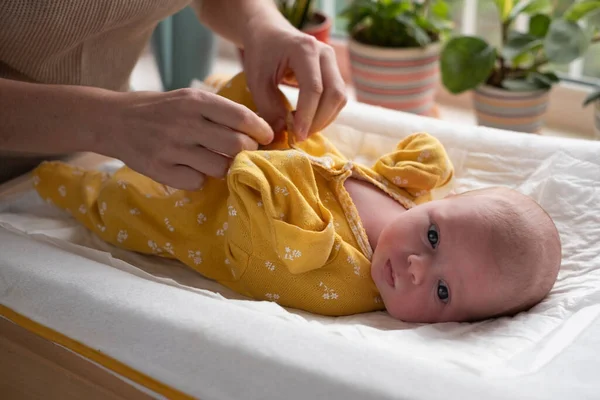 Caucasian mother changing baby girl clean cloth — Stock Photo, Image