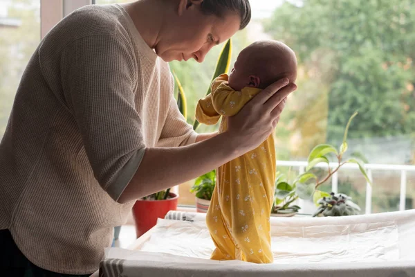 Mãe branca testando seu reflexo do bebê recém-nascido. — Fotografia de Stock