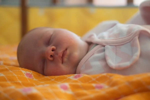 Adorable bebé recién nacido caycasiano durmiendo en la cama — Foto de Stock