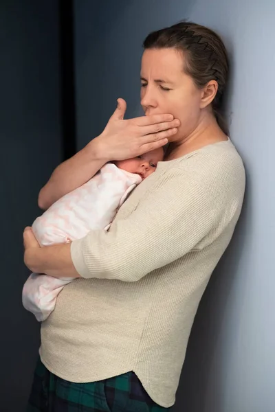 Mother with baby wanting to sleep yawning. — Stock Photo, Image