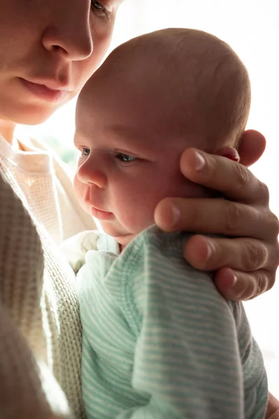 Madre caucásica sosteniendo su bebé recién nacido niña pasar tiempo juntos —  Fotos de Stock