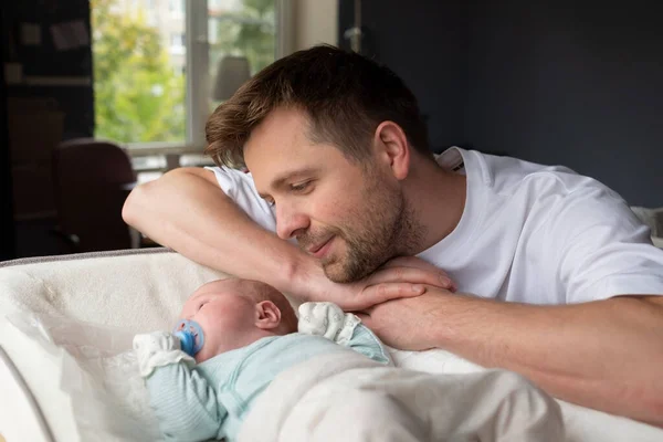 Jonge Kaukasische vader knuffelen zijn pasgeboren dochter — Stockfoto