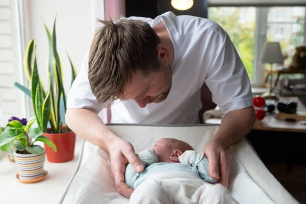 Genç beyaz bir baba yeni doğmuş kızına sarılıyor. — Stok fotoğraf