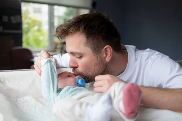 Young caucasian father kissing his newborn daughter — Stock Photo, Image