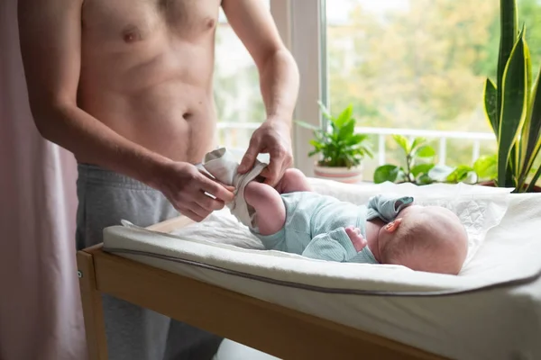 Caucasian mother changing baby girl clean cloth — Stock Photo, Image