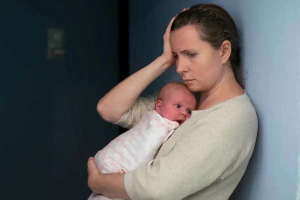 Mutter mit Baby leidet an postnataler Depression — Stockfoto