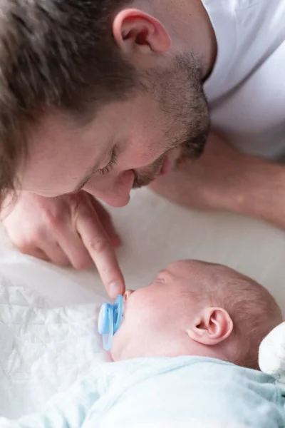 Father playing with his newborn daughter, spending time together — Stock Photo, Image