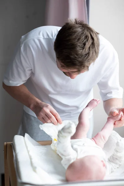 Father changing dirty stinky diaper with yellow poop for his newborn baby — Stock Photo, Image