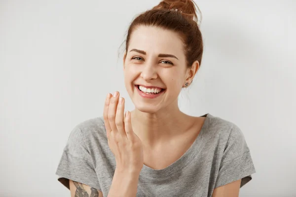 Эмоция радость. Выражение лица радость. Детские эмоции. Радостное лицо. Мужчина смеется вскинув голову.