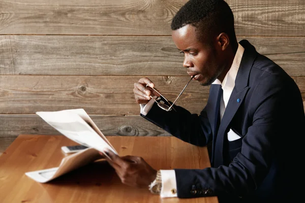 dark-skinned CEO reading news