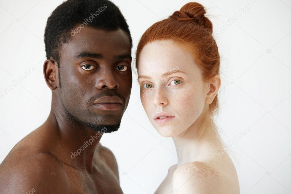 Негритянка и один белый мужчина