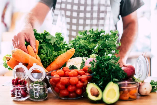 Estilo Vida Saludable Con Hombre Verduras Mixtas Aguacate Una Mesa —  Fotos de Stock