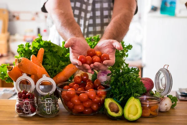 Estilo Vida Saludable Con Hombre Verduras Mixtas Aguacate Una Mesa —  Fotos de Stock