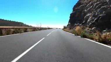 Dağ yolunda gündüz araba sürmek, seyahat kavramı.