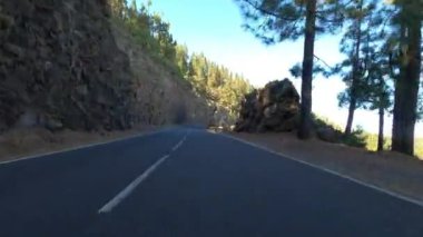 Dağ yolunda gündüz araba sürmek, seyahat kavramı.