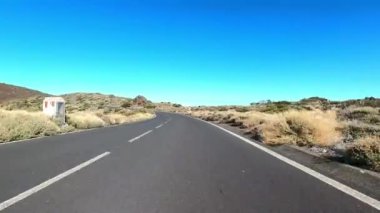 Sonbahar mevsiminde dağ yolundan geçen araba, seyahat kavramı
