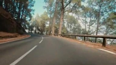 Dağ yolunda gündüz araba sürmek, seyahat kavramı.