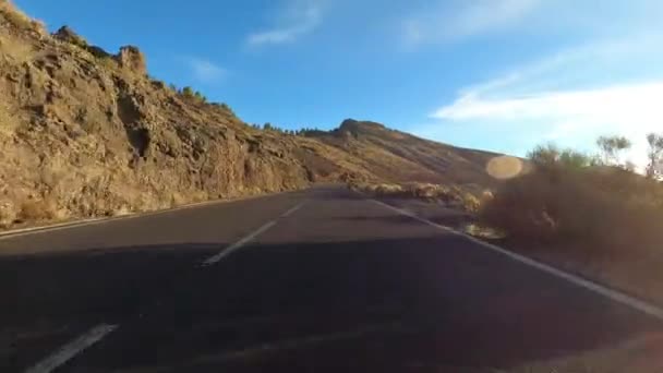 Автомобіль Їде Гірською Дорогою Під Час Заходу Сонця Концепція Подорожі — стокове відео