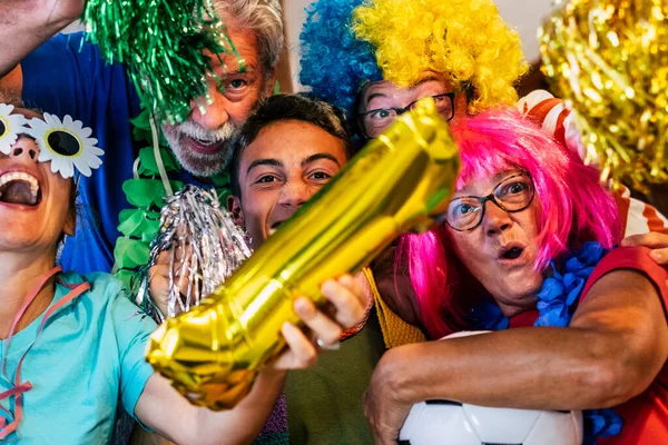 Familia Loca Edades Mixtas Celebrar Disfrutar Del Partido Fútbol Junto — Foto de Stock