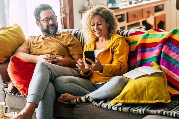 Voksen Munter Lykkelige Par Kvinde Mand Derhjemme Nyder Telefonvideoopkald Sidder - Stock-foto