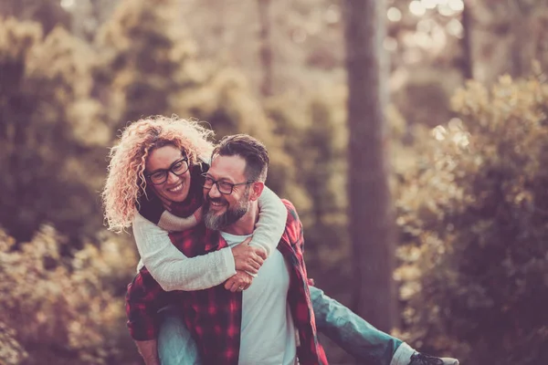 Happy Adult Couple Enjoy Nature Wood Forest Together Outdoor Leisure — Stock Photo, Image