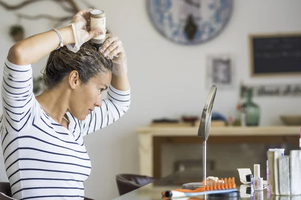 Junge Schöne Frau Färbt Ihre Haare Hause Selbst Mit Chemischen — Stockfoto