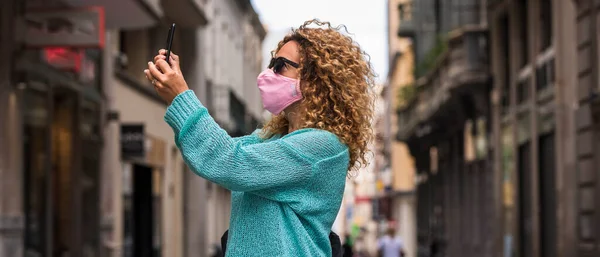 Vrouw Doen Videogesprek Dragen Medische Bescherming Masker Voor Coronavirus Covid — Stockfoto